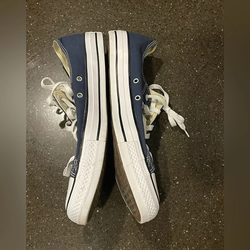 Men’s Size 12 Women’s size 14 Navy Low Top Converse - Picture 2 of 8